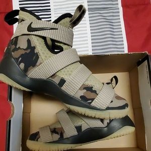 NIKE LBJ Shoes - BOY'S 6Y SHOES NIKE LBJ Shoes - BOY'S 6Y SHOES
